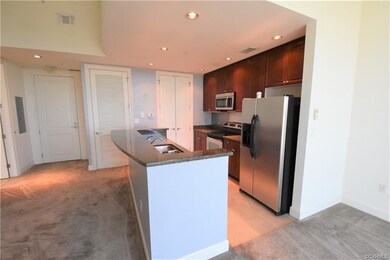 Kitchen with eat-in island, granite counter, stain