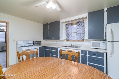 410 N Ash St, Crookston, MN 56716 - photo 6