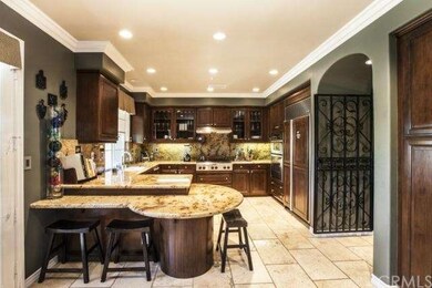 Highly upgraded gourmet kitchen w/6-burner stove, 