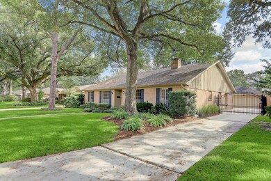 10031 Meadow Lake Ln, Houston, TX 77042 - photo 2