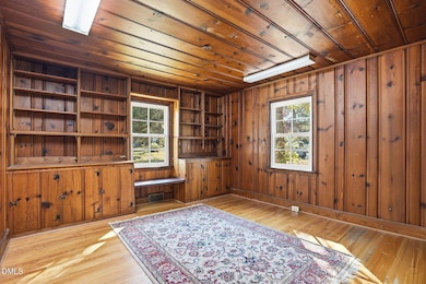 26-web-or-mls-305 N Elm St-109