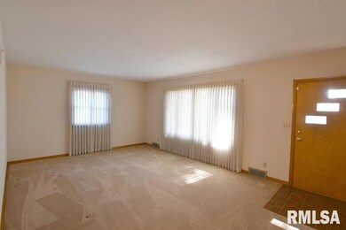 1902 W 37th St, Davenport, IA 52806 - photo 2