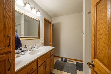 Upper level full bath.