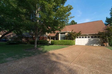 Beautiful home in a cove, off Walnut Grove Lake: s