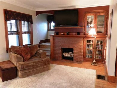 Living Room Built in bookshelves with lead glass d