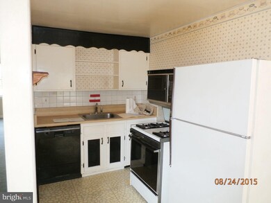 428 Westmont Dr, Darby, PA 19023 - photo 4