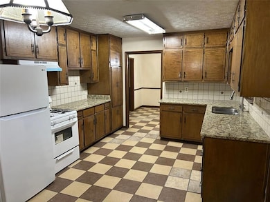 1530 Oleander Ln SW, Lilburn, GA 30047 - photo 2