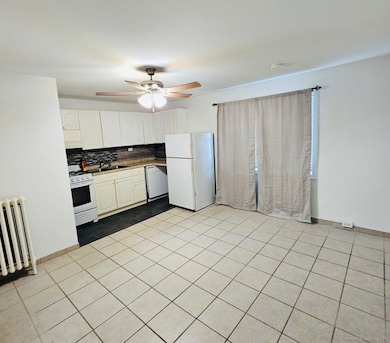 357 Granfield Ave unit B, Bridgeport, CT 06610 - photo 3