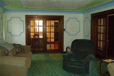 BEAUTIFUL FRENCH DOORS IN SPACIOUS LIVINGROOM OPEN