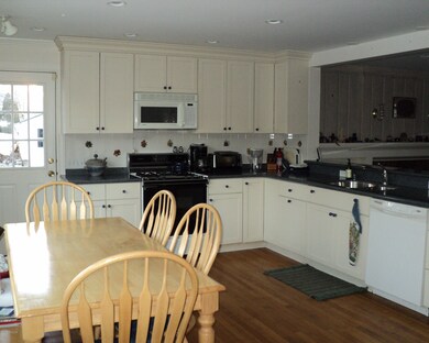 Eat-in Kitchen