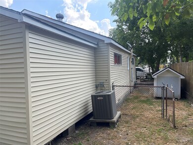 6813 Appleton St, Houston, TX 77022 - photo 4