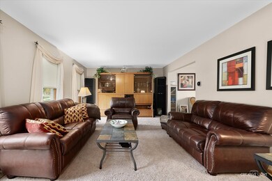 11S442 Walter Ln, Naperville, IL 60564 - photo 2