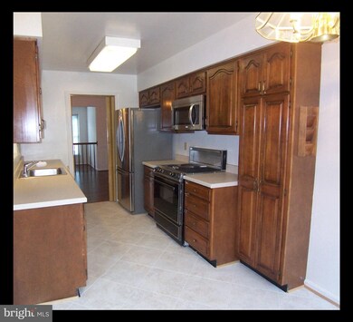 10755 Brewer House Rd, Rockville, MD 20852 - photo 2