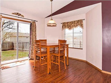 Spacious Dining Area - Table & Chairs Stay