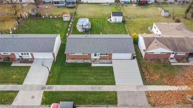 12658 Bender Dr, Sterling Heights, MI 48313 - photo 4