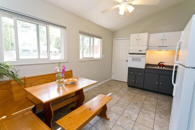 Kitchen w table that stays