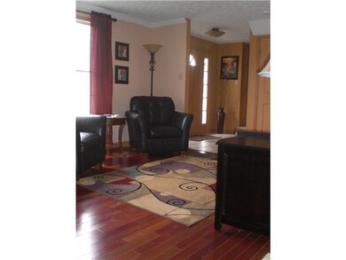 Living Room. Light and Bright Living room with Har