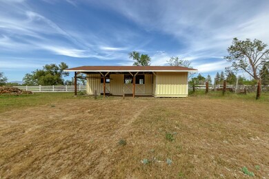 Barn w 2 stalls and 2 tack rooms