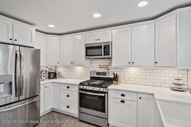 05_17MaplewoodDr_177003_Kitchen_LowRes