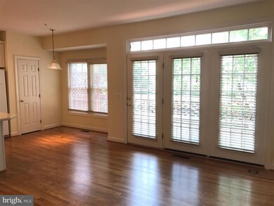 8022 Kidwell Ct, Vienna, VA 22182 - photo 5