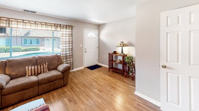 835 Richard St unit B, Aurora, IL 60506 - photo 2