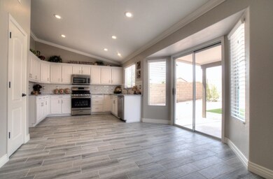 7 - DINING/KITCHEN