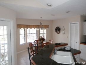 Dining Area & Breakfast Bar