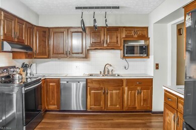 Neutral kitchen with stainless steel appliances!