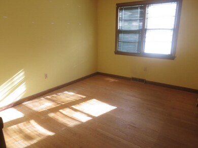 172 Keddy St, Springfield, MA 01109 - photo 5