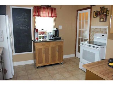 Kitchen All appliances stay!!! new tile back splas