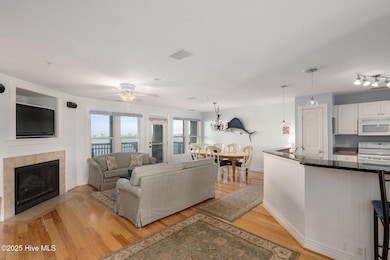 10-web-or-mls-1323-Ballast-Point-Living