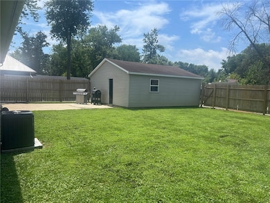 509 NE 2nd St, Casey, IL 62420 - photo 5