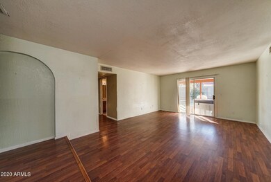 105-FrontRoom_2