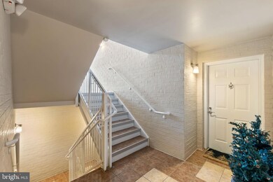 4127 S Four Mile Run Dr unit 201, Arlington, VA 22204 - photo 3