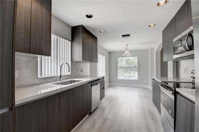 Bright Open Kitchen with adjoining eat-in breakfas