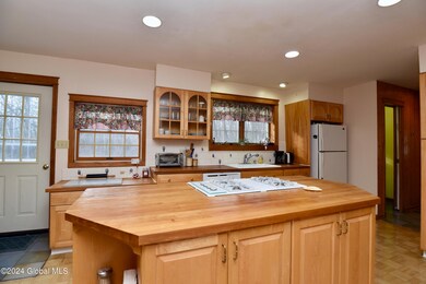 953 Douglas Ct, Schenectady, NY 12309 - photo 4