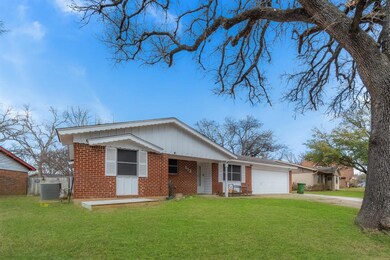 513 E Redbud Dr, Hurst, TX 76053 - photo 3