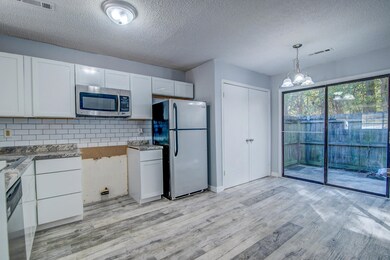 821 Temple Rd-12