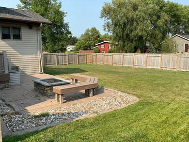 Back Yard with Fire Pit<|><|>