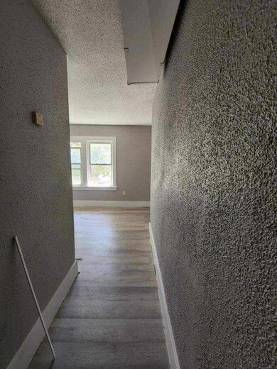 Apt 4 - hallway
