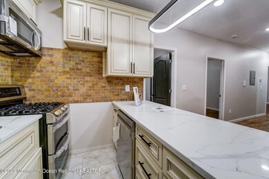 11-web-or-mls-Delawanna Ave -009