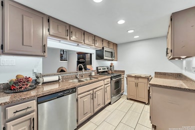 3103 Eisenhauer Rd unit L21, San Antonio, TX 78209 - photo 7