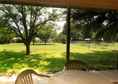 509 W Burbank St, Fredericksburg, TX 78624 - photo 4