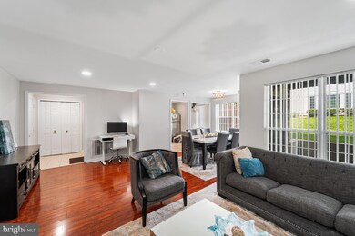 8242 Catbird Cir unit 101, Lorton, VA 22079 - photo 3