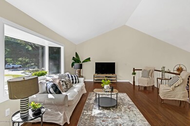 10 Roberts Ln Middletown NJ-large-013-01