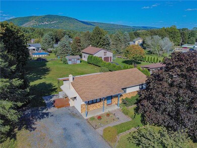 1318 Oakhurst Dr, Slatington, PA 18080 - photo 4