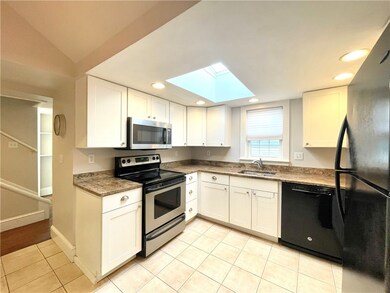 29 Gibbs Ave unit 2, Newport, RI 02840 - photo 3