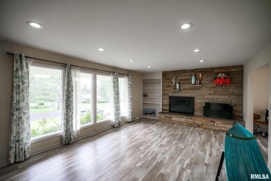 209 E Northridge Ln, Peoria, IL 61614 - photo 4