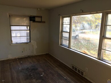 2308 SW Duncan Dr, Topeka, KS 66614 - photo 2