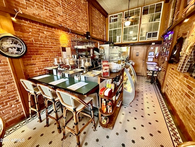 Café w/Bar Seating